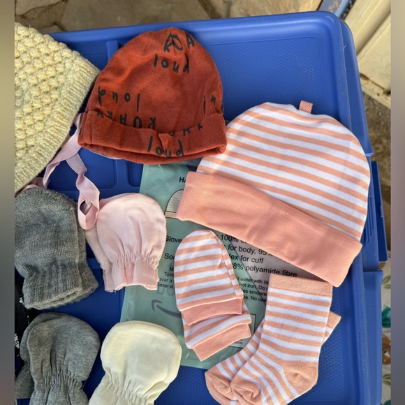 Big bundle of newborn baby socks, mittens, caps, beanies - Picture 10 of 10
